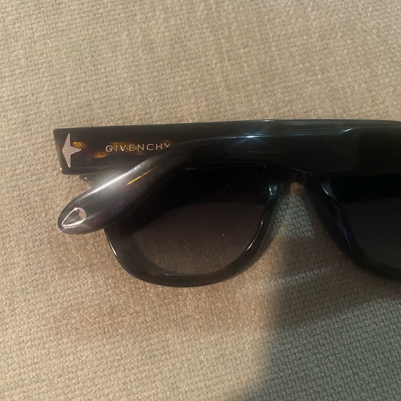 Givenchy Sunglasses  GV 7010/S 08690 🔥🔥🔥🔥🔥 - Picture 10 of 12